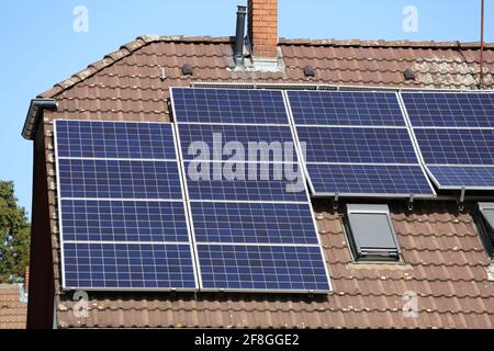 Pannelli solari su tetto generico casa. Produzione di energia fotovoltaica nei pressi di Essen, Germania. Foto Stock