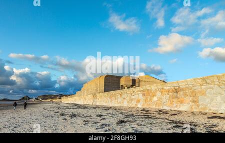 Bunker nazista concreto della seconda guerra mondiale sulla riva di Saint Ouens Bay, Bailiwick of Jersey, Isole del canale Foto Stock