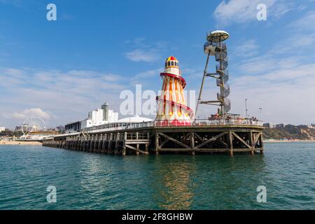 Bournemouth, Dorset UK. 14 aprile 2021. Tempo nel Regno Unito: Rinfrescati con alcuni incantesimi luminosi e qualche nebbia di mare alle spiagge di Bournemouth. Credit: Carolyn Jenkins/Alamy Live News Foto Stock