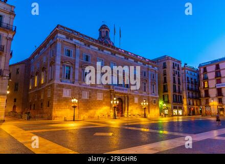 Vista all'alba del Palau de la generalitat sulla plaza sant jaume di Barcellona, Spagna. Foto Stock