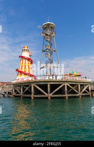 Bournemouth, Dorset UK. 14 aprile 2021. Tempo nel Regno Unito: Rinfrescati con alcuni incantesimi luminosi e qualche nebbia di mare alle spiagge di Bournemouth. Credit: Carolyn Jenkins/Alamy Live News Foto Stock