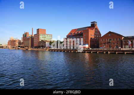 DUISBURG, GERMANIA - 18 SETTEMBRE 2020: Skyline del Porto interno (Innenhafen) a Duisburg, Germania. Inner Harbour è un ex area industriale redevelo Foto Stock