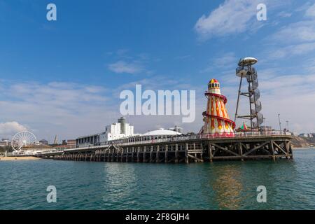 Bournemouth, Dorset UK. 14 aprile 2021. Tempo nel Regno Unito: Rinfrescati con alcuni incantesimi luminosi e qualche nebbia di mare alle spiagge di Bournemouth. Credit: Carolyn Jenkins/Alamy Live News Foto Stock