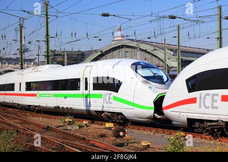 COLONIA, GERMANIA - 22 SETTEMBRE 2020: Treno Intercity della Deutsche Bahn (Ferrovie tedesche) con partenza dalla stazione centrale (Hauptbahnhof) di Colonia, Germania. Foto Stock