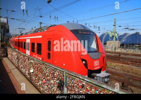 COLONIA, GERMANIA - 22 SETTEMBRE 2020: Treno regionale della Deutsche Bahn (Ferrovie tedesche) con partenza dalla stazione centrale (Hauptbahnhof) di Colonia, Germania. Foto Stock
