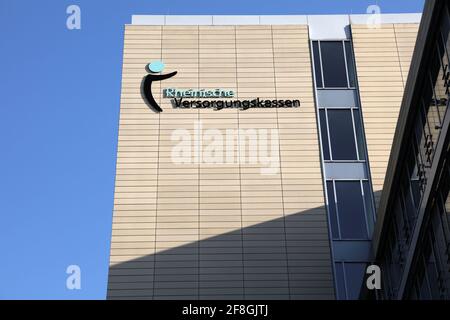 COLONIA, GERMANIA - 22 SETTEMBRE 2020: Sede centrale del fondo pensione Rheinische Versorgungskassen (RVK) a Colonia, Germania. Foto Stock