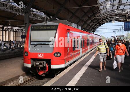 KREFELD, GERMANIA - 18 SETTEMBRE 2020: La gente aspetta il treno alla stazione ferroviaria Hauptbahnhof a Krefeld, Germania. Krefeld è la quattordicesima città più grande di Foto Stock