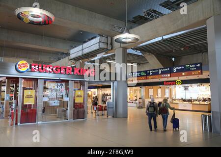 COLONIA, GERMANIA - 22 SETTEMBRE 2020: Ristorante fast food Burger King dell'aeroporto di Colonia Bonn in Germania. L'Aeroporto di Colonia e' il sesto aeroporto piu' trafficato in Foto Stock