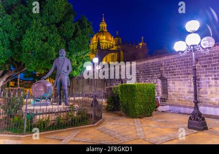 Statua di Tio Pepe di fronte alla cattedrale del santo salvatore a Jerez de la Frontera, Spagna Foto Stock