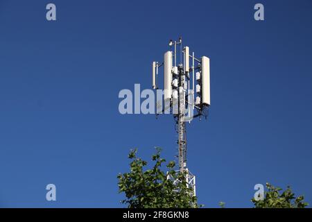 Stazione base in Europa. Trasmettitori di telefonia mobile a Omis, Croazia. Foto Stock