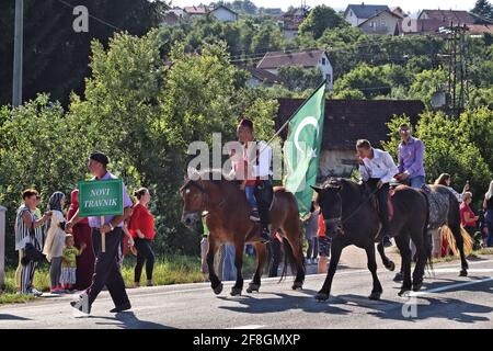 DONJI VAKUF, BOSNIA-ERZEGOVINA - 29 GIUGNO 2019: I cavalieri partecipano al pellegrinaggio di Ajvatovica in Bosnia. Ajvatovica è il più grande trad islamico Foto Stock