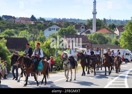 DONJI VAKUF, BOSNIA-ERZEGOVINA - 29 GIUGNO 2019: I cavalieri partecipano al pellegrinaggio di Ajvatovica in Bosnia. Ajvatovica è il più grande trad islamico Foto Stock