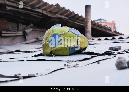 Yerevan, Armenia, Alexander Kirillov - 30082019: Cond, palla di calcio strappata sul tetto della casa Foto Stock