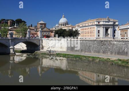 Skyline di Roma, Italia. Splendida vista di Roma con la Basilica di San Pietro in Vaticano sullo sfondo. Fiume Tevere (il Tevere). Foto Stock