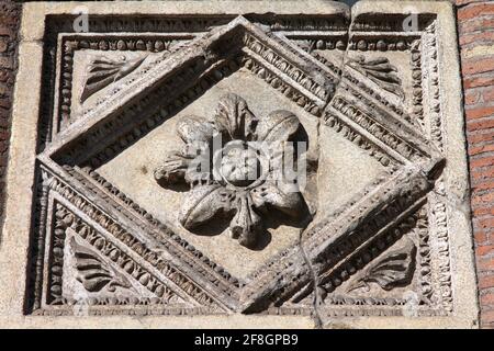 Roma città, Italia. Casa dei Crescenzi, punto di riferimento medievale al Forum Boarium. Roma punto di riferimento dettagli architettonici - ornamento floreale. Foto Stock