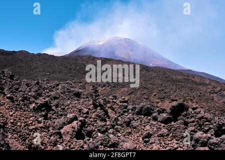 L'Etna in Sicilia vicino a Catania, il più alto vulcano attivo d'Europa in Italia. Tracce di attività vulcanica, vapore dai crateri. Foto Stock