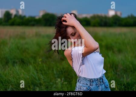 ritratto di una bella ragazza dai capelli rossi tramonto Foto Stock