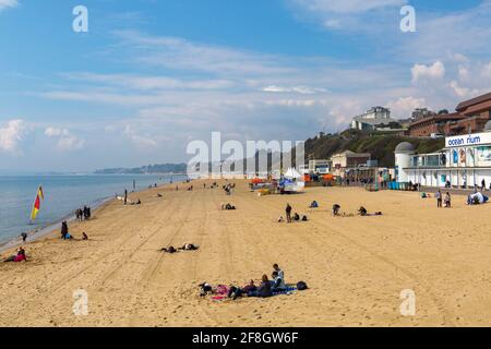 Bournemouth, Dorset UK. 14 aprile 2021. Tempo nel Regno Unito: Rinfrescati con alcuni incantesimi luminosi e qualche nebbia di mare alle spiagge di Bournemouth. Credit: Carolyn Jenkins/Alamy Live News Foto Stock