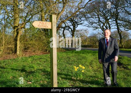 uomo d'affari che cammina in campagna in primavera vicino a york yorkshire regno unito Foto Stock