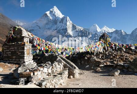 Bandiere di preghiera e Monte Ama Dablam, bella vista dalla valle di Khumbu, Solukhumbu, strada per il campo base Everest - Parco nazionale Sagarmatha - Nepal Foto Stock