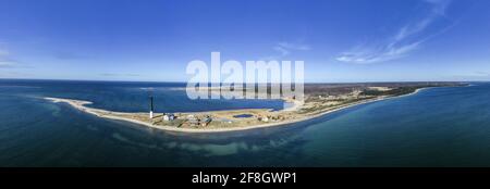 Vista panoramica sul mare con lo storico faro Foto Stock