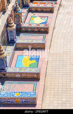 Dettaglio di piastrelle colorate a Plaza de Espana a Siviglia, Spagna Foto Stock