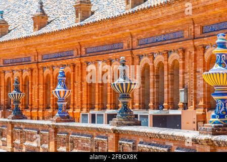 Dettaglio di piastrelle colorate a Plaza de Espana a Siviglia, Spagna Foto Stock