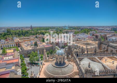 Vista aerea di Siviglia dalla torre della giralda con Real Alcazar e Plaza de Espana, Spagna Foto Stock