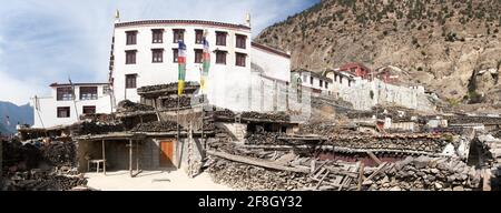 Vista panoramica del villaggio di Marpha e monastero, uno dei migliori villaggi intorno percorso escursionistico circuito Annapurna, Nepal Foto Stock