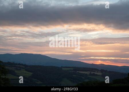 Nuvola che passa sulle montagne lungo la vale di Conwy Snowdonia in una serata estiva vicino al villaggio di Eglwysbach Conwy Galles del Nord Foto Stock