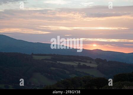 Nuvola che passa sulle montagne lungo la vale di Conwy Snowdonia in una serata estiva vicino al villaggio di Eglwysbach Conwy Galles del Nord Foto Stock