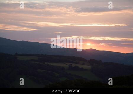 Nuvola che passa sulle montagne lungo la vale di Conwy Snowdonia in una serata estiva vicino al villaggio di Eglwysbach Conwy Galles del Nord Foto Stock