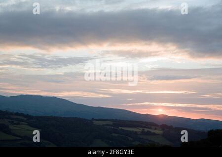 Nuvola che passa sulle montagne lungo la vale di Conwy Snowdonia in una serata estiva vicino al villaggio di Eglwysbach Conwy Galles del Nord Foto Stock