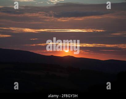 Nuvola che passa sulle montagne lungo la vale di Conwy Snowdonia in una serata estiva vicino al villaggio di Eglwysbach Conwy Galles del Nord Foto Stock