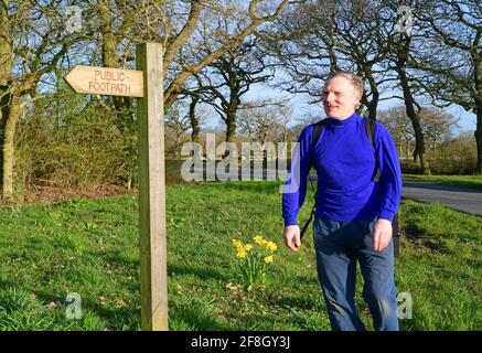 uomo che cammina in campagna in primavera vicino a york yorkshire regno unito Foto Stock