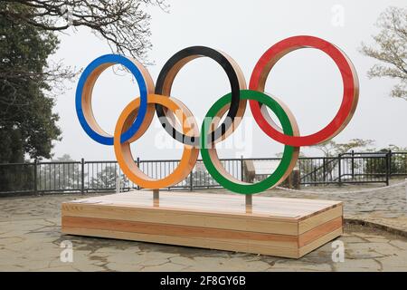 (210414) --TOKYO, 14 aprile 2021 (Xinhua) -- Foto scattata il 14 aprile 2021 mostra un simbolo olimpico gigante per segnare 100 giorni prima dell'inizio dei Giochi Olimpici di Tokyo, sul Monte Takao a Hachioji, a ovest di Tokyo, Giappone. (Foto di Tokyo 2020 e TMG) Foto Stock