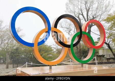 (210414) --TOKYO, 14 aprile 2021 (Xinhua) -- Foto scattata il 14 aprile 2021 mostra un simbolo olimpico gigante per segnare 100 giorni prima dell'inizio dei Giochi Olimpici di Tokyo, sul Monte Takao a Hachioji, a ovest di Tokyo, Giappone. (Foto di Tokyo 2020 e TMG) Foto Stock