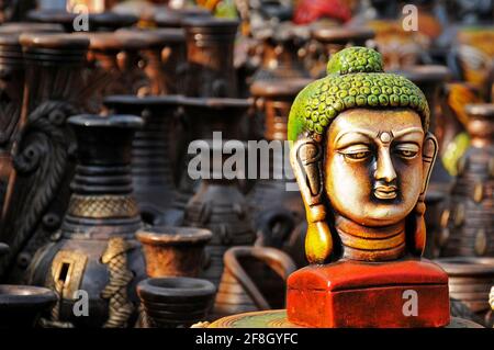 Un idolo di budha di argilla al negozio, modello di Clay del signore, degli dei indiani e delle Dee Foto Stock