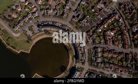 Foto aerea del villaggio di Caldecotte a Milton Keynes Regno Unito che mostra una tipica proprietà immobiliare britannica su un soleggiato estate giorno preso con un drone da Foto Stock