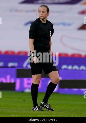 Stoke, Inghilterra, 13 aprile 2021. Cheryl Foster arbitro durante la partita di calcio internazionale amichevole al Bet365 Stadium, Stoke. L'immagine di credito dovrebbe essere: Andrew Yates / Sportimage Foto Stock