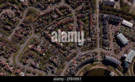 Foto aerea del villaggio di Caldecotte a Milton Keynes Regno Unito che mostra una tipica proprietà immobiliare britannica su un soleggiato estate giorno preso con un drone da Foto Stock