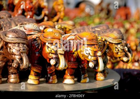 Elefante di argilla, decorazione artigianale tradizionale di argilla, ceramica colorata decorativa, giocattolo artigianale tradizionale di decorazione di argilla nel mercato indiano Foto Stock