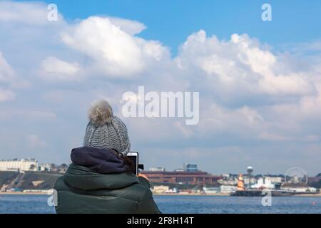 Bournemouth, Dorset UK. 14 aprile 2021. Tempo nel Regno Unito: Rinfrescati con alcuni incantesimi luminosi e qualche nebbia di mare alle spiagge di Bournemouth. Credit: Carolyn Jenkins/Alamy Live News Foto Stock