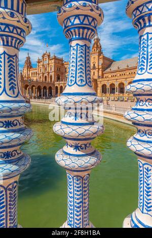 Plaza de Espana vista attraverso piastrelle in ceramica, Siviglia, Spagna Foto Stock