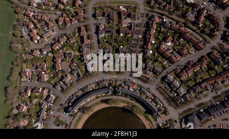 Foto aerea del villaggio di Caldecotte a Milton Keynes Regno Unito che mostra una tipica proprietà immobiliare britannica su un soleggiato estate giorno preso con un drone da Foto Stock