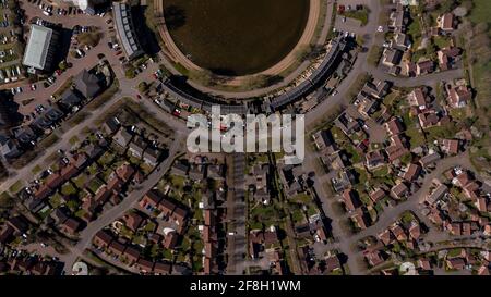 Foto aerea del villaggio di Caldecotte a Milton Keynes Regno Unito che mostra una tipica proprietà immobiliare britannica su un soleggiato estate giorno preso con un drone da Foto Stock