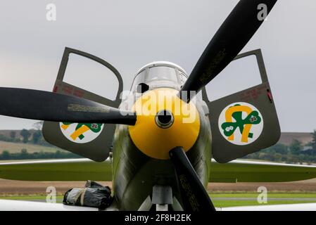 Esclusivo sistema di porte a pozzetto e posizione di cannone sul naso dell'aereo da combattimento Bell P-39 Airacobra della seconda guerra mondiale, all'airshow di Duxford Foto Stock