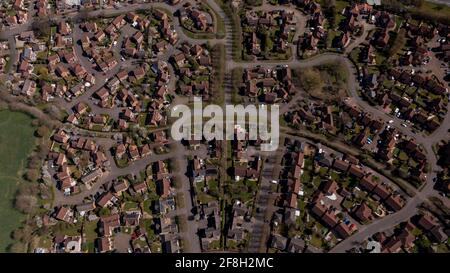 Foto aerea del villaggio di Caldecotte a Milton Keynes Regno Unito che mostra una tipica proprietà immobiliare britannica su un soleggiato estate giorno preso con un drone da Foto Stock