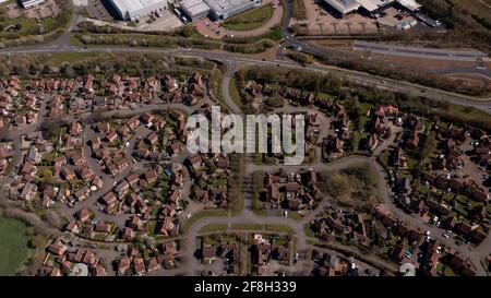 Foto aerea del villaggio di Caldecotte a Milton Keynes Regno Unito che mostra una tipica proprietà immobiliare britannica su un soleggiato estate giorno preso con un drone da Foto Stock