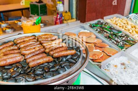 Frutti di mare blu granchi vivi vongola ostriche e aragoste Thai mercato Street food a China Town Bangkok Thailandia. Foto Stock